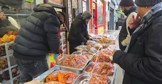 যুক্তরাজ্যের বাংলাদেশি অধ্যুষিত এলাকায় জমে উঠেছে ইফতার বাজার